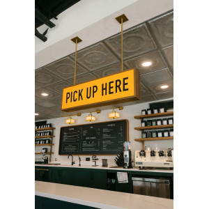 Подвесная вывеска из акрила с торцевыми часятми из ПВХ без подсветки