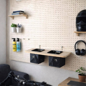 Полка-органайзер для пегборда с двумя стаканами